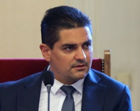 Осем депутати ще напуснат Слави, организирал ги Радостин Василев