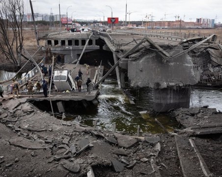 Русия взриви мост в Северодонецк, блокира коридор за евакуация