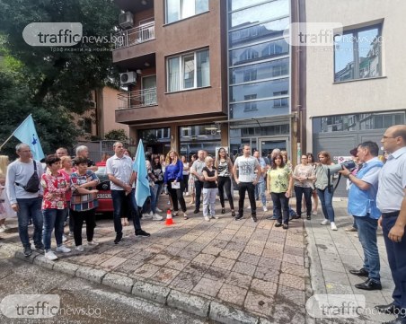 Държавни служители стачкуват в Пловдив: Ние сме работещи бедни