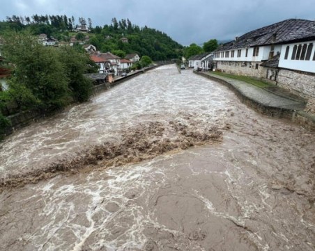 Цяла нощ продължи отводняването в Трявна, щети има в десетки имоти