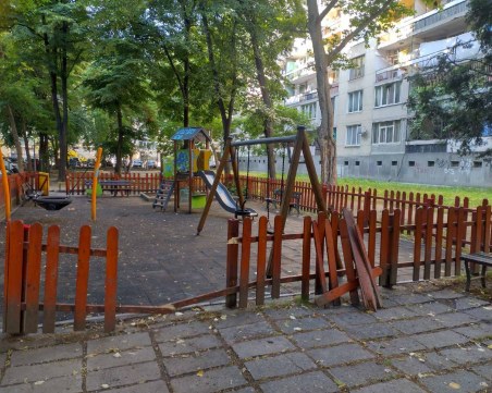Вандали вилняха на детска площадка в центъра на Пловдив
