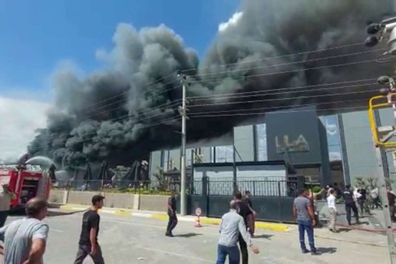 Голям пожар във фабрика в Диарбекир, най-малко десет души са ранени