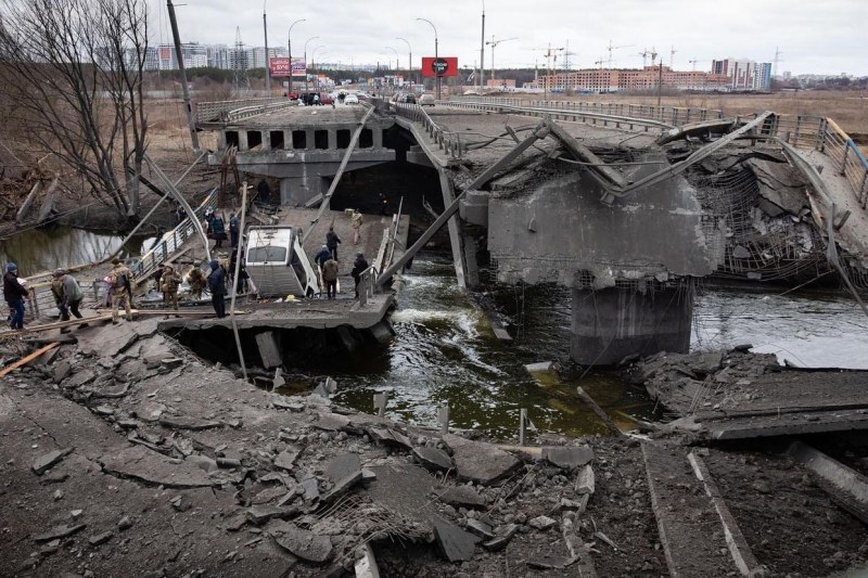 Руски сили са взривили мост, свързващ украинския град Северодонецк с