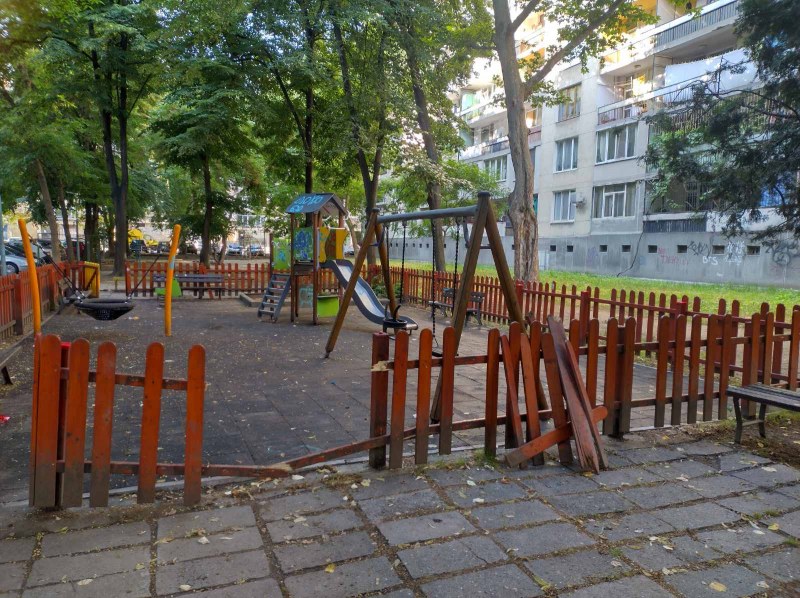 Вандали вилняха на детска площадка в центъра на Пловдив