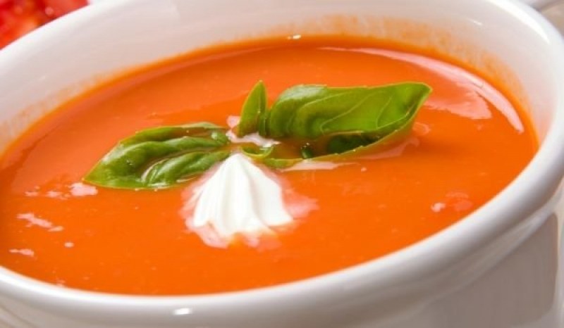 Доматената супа е невероятно предложение за топлите дни, в които