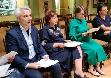 Екип на Държавна опера Пловдив начело с адвокат Марта Божикова и