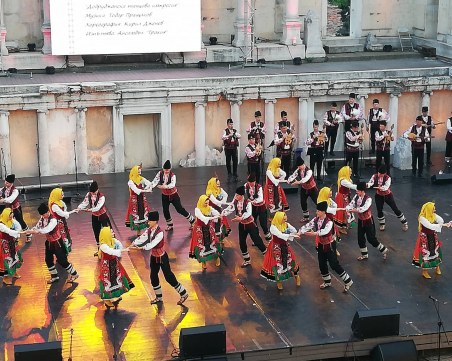 Препълнен Античен театър аплодира 200 артисти, които танцуваха и пяха в чест на проф. Дженев