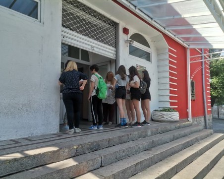 Седми и десети клас пишат матура по БЕЛ в Пловдив, ученици влязоха без страх в залите