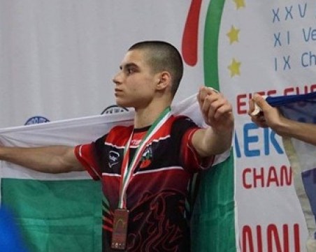 Син на пернишки прокурор вилнее в града! Бие и снима всички наред