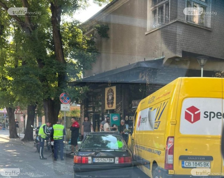 Бус и лек автомобил се блъснаха в центъра на Пловдив