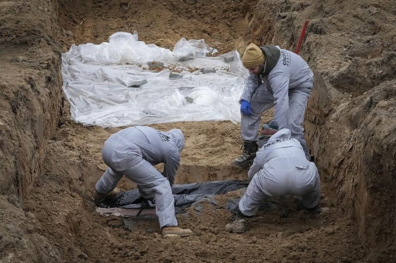 За седем тела, открити в понеделник в новооткрит гроб близо