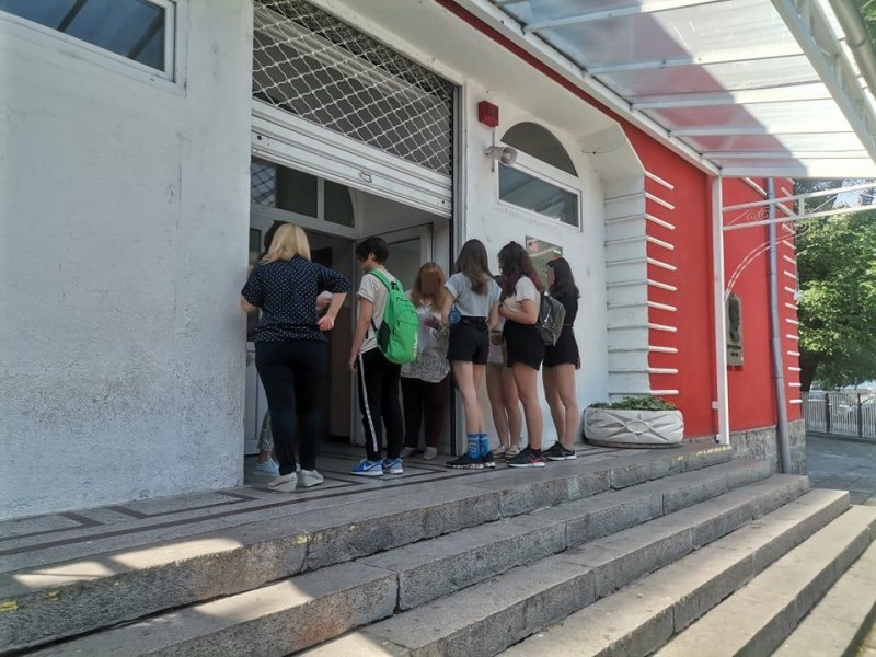Седми и десети клас пишат матура по БЕЛ в Пловдив, ученици влязоха без страх в залите