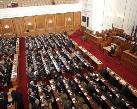 Напрежение в края на пленарния ден: Спречкване и словесни нападки между депутати