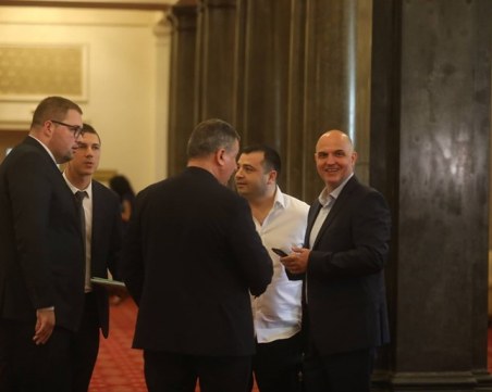 Официално: Петима станаха независими депутати, седнаха зад БСП