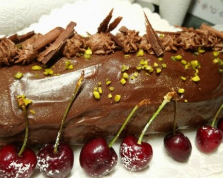 Шоколадово руло с череши по стара австрийска рецепта