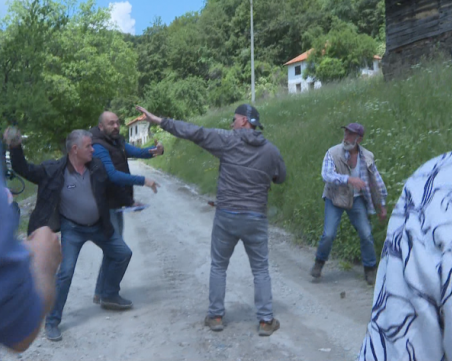 След нападението с камъни по бг журналисти в Сърбия, двама са задържани