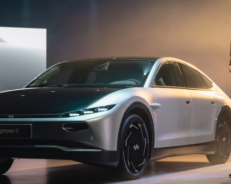 Соларен автомобил ще може да се движи месеци без зареждане