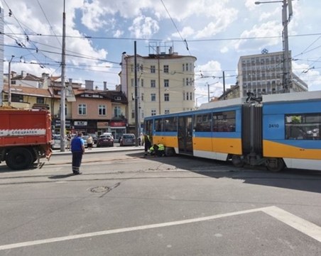 Тежък удар! Трамвай блъсна кола, тя помете пешеходци в София