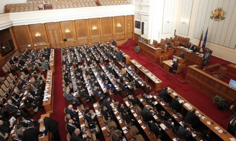 Напрежение в края на пленарния ден: Спречкване и словесни нападки между депутати