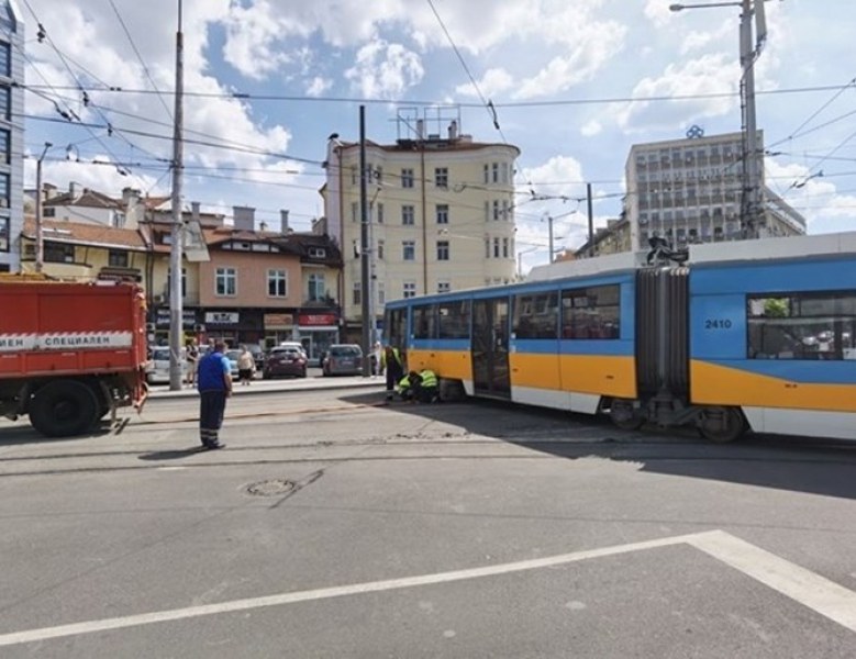 Тежък удар! Трамвай блъсна кола, тя помете пешеходци в София