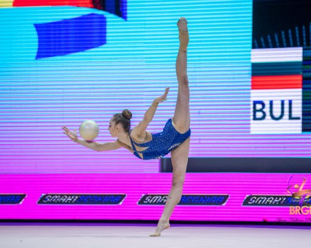 България поведе в отборното класиране на европейското първество по художествена гимнастика