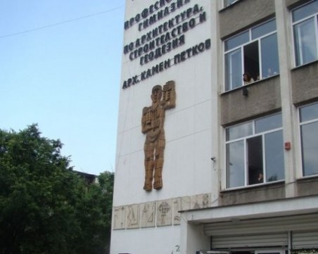 Гаф на гафа? В две гимназии в Пловдив не дали допълнително време на матурата по математика