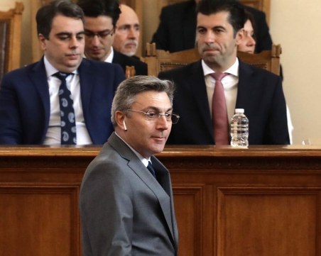 Искри между Асен Василев – Карадайъ, обвиняват се взимано кой обслужва мафията