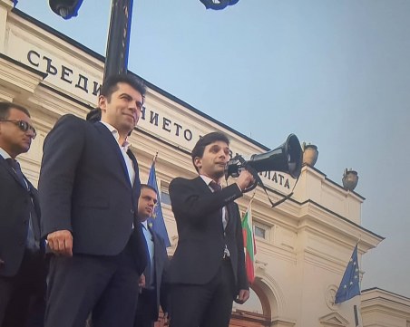 Кирил Петков, Асен Василев и Никола Минчев излязоха при протестиращите пред парламента