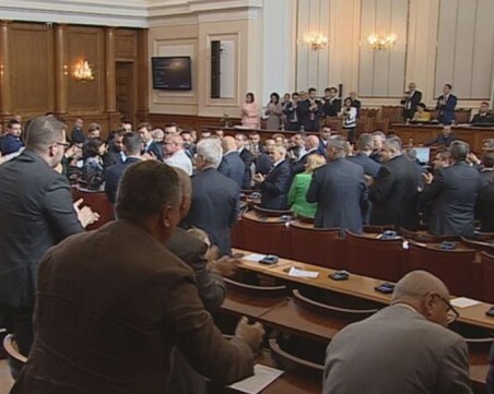 Отстраняването на Минчев влезе като първа точка в Народното събрание