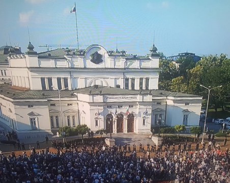 Протест пред парламента в подкрепа на Никола Минчев