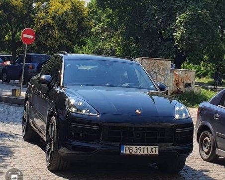 Жена спря поршето си насред кръстовище в Кършияка, за да си цъка по телефона