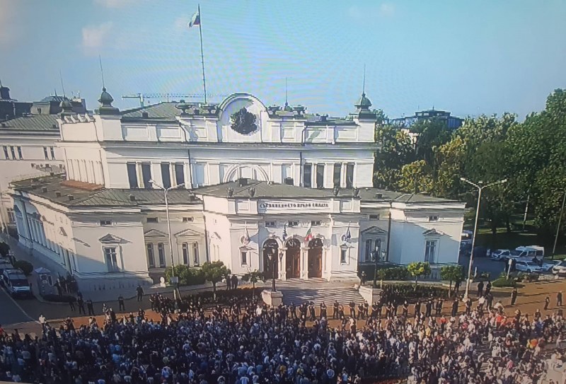 Протест пред парламента в подкрепа на Никола Минчев