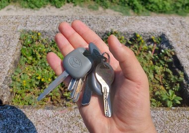 Пловдивчанин откри изгубени ключове на алея край река Марица и