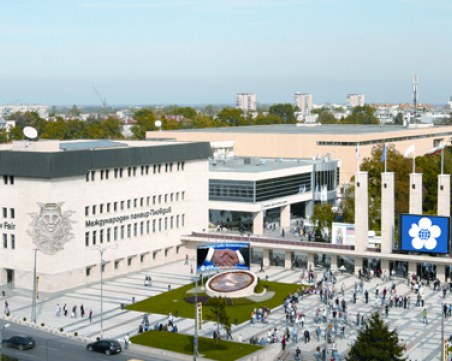 Базар на дрехи и стоки за бита в Панаира в Пловдив