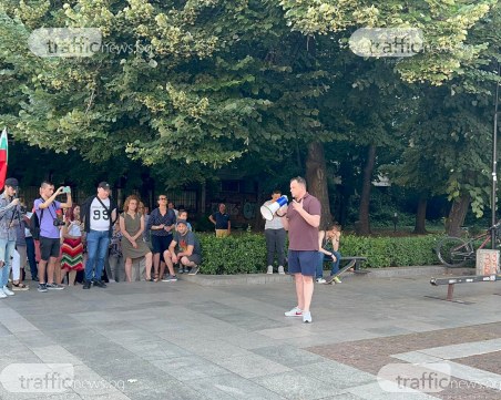 Протестът в Пловдив: 70-ина души слушат организатора, който си прави кампания за местните избори