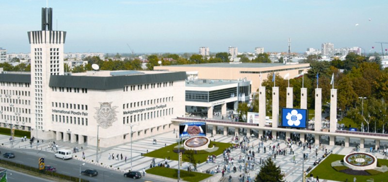 Базар на дрехи и стоки за бита в Панаира в Пловдив