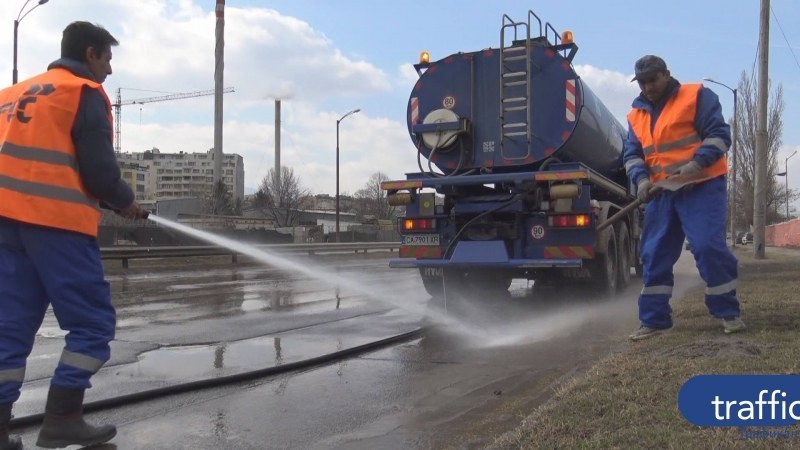 Чистят шахтите в Пловдив, мият с машини улиците по график