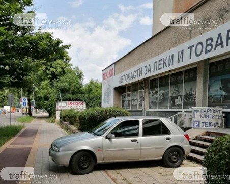 100% наглост: Шофьор погази закона, за да спре точно пред входа