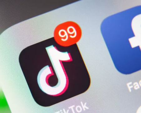 TikTok vs. Facebook: Кой кого копира?