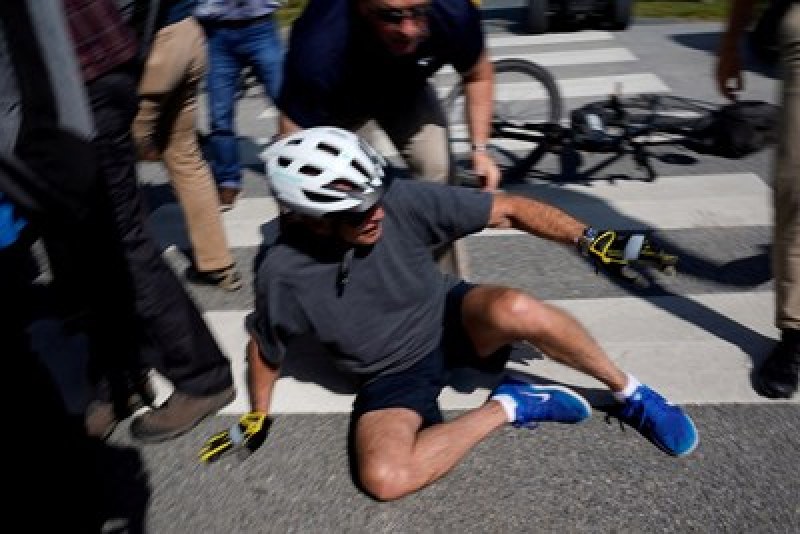 Инцидент с Байдън: Президентът падна от колелото си
