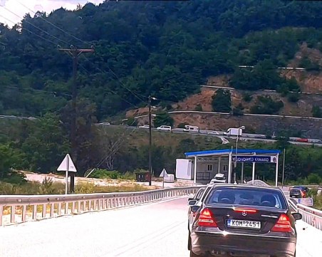 Българите се юрнаха към Гърция, километрични опашки се извиха на 