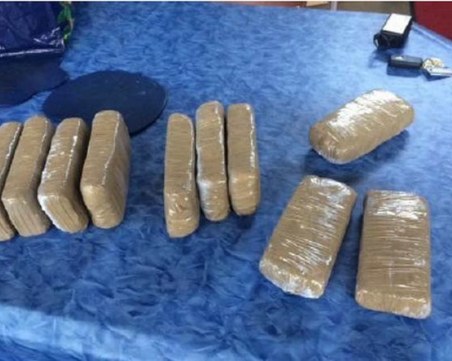 Задържаха двама чужденци с над 5 кг хероин на 