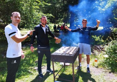 Играчите и треньорите на Локомотив си направиха пикник насред природата