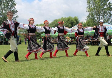 Стотици любители на българските народни танци се събират на Петровските