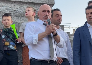Премиерът Кирил Петков се присъедини към протестиращите в защита на