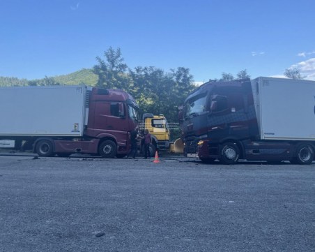 Километрични колони в Прохода на Републиката след сблъсък между кола, бус и ТИР