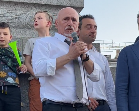 Петков, Събев и Лорер се присъединиха към протестиращите в защита на правителството