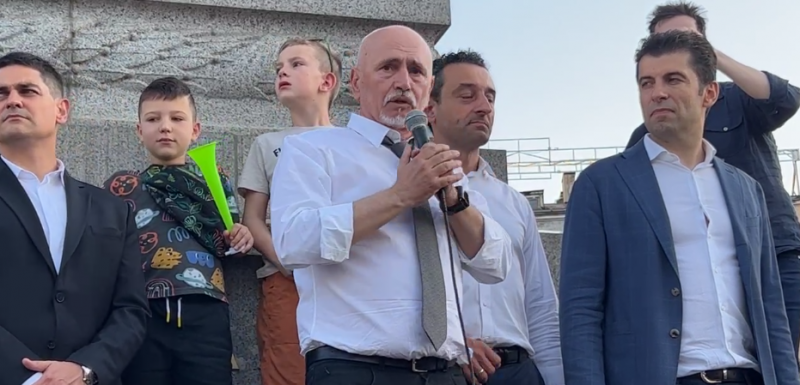 Петков, Събев и Лорер се присъединиха към протестиращите в защита на правителството