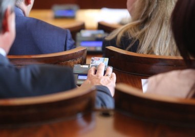 Вотът на недоверие срещу кабинета на Кирил Петков ще се