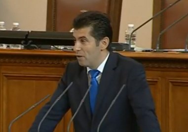 Премиерът Кирил Петков излезе на трибуната на Народното събрание по
